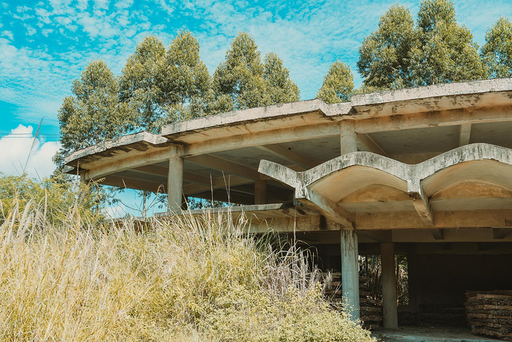 21 棋布 湖面非常清澈 湛蓝的湖水和赭红色的湖岸构成了强烈的视觉冲击 远处苍翠的青山隐退在迷蒙之中 白盆珠水库 评论 去哪儿攻略