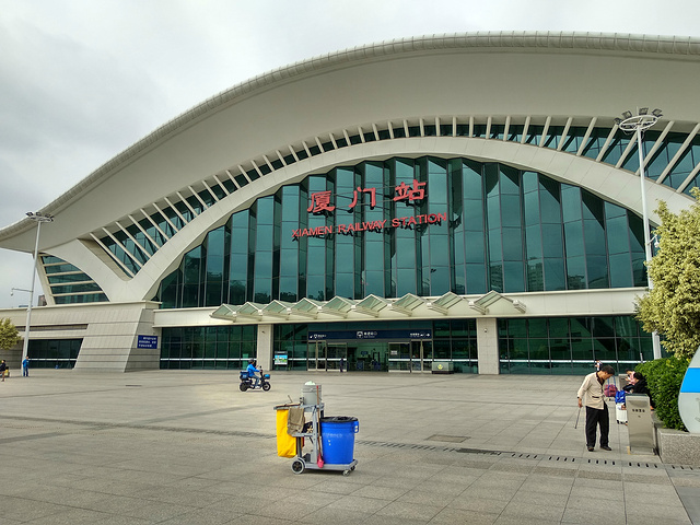 "由于出发站班次不多，到达深圳北已经是9点多，加上班次问题，买了10:11分的班次，经历4个小时的车程_厦门站"的评论图片