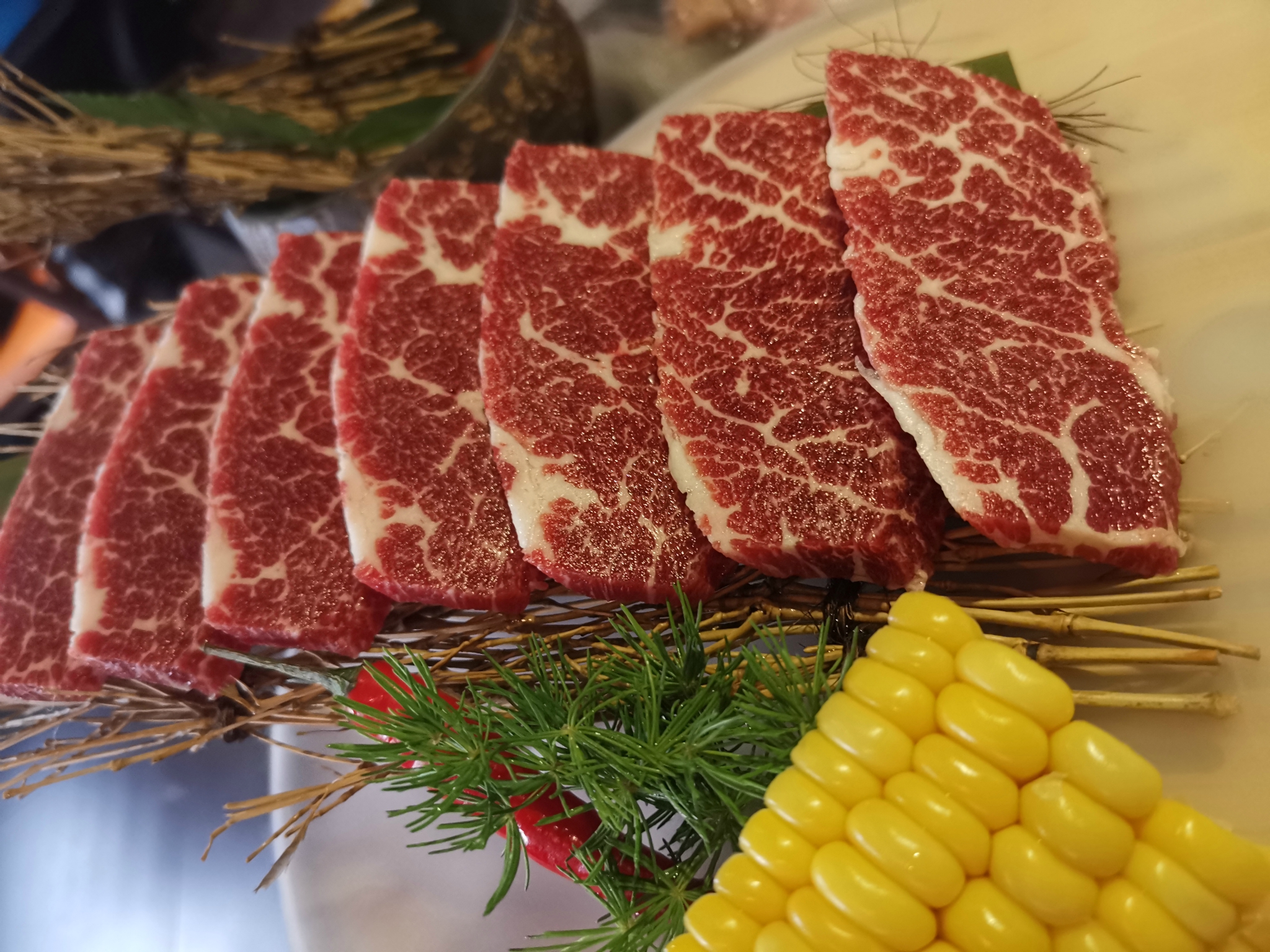 服务员的态度非常好,会主动帮顾客烤肉的,这里的烤肉种类一般般,味道