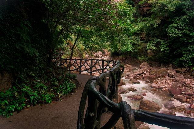 群山之心·夹缝岩