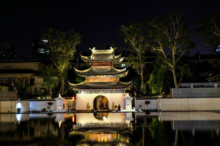 "河面上不时有游船游过，船上的红灯笼倒映在水中，流光溢彩，美丽极了。晚上来到南京著名秦淮河看夜景_秦淮河"的评论图片