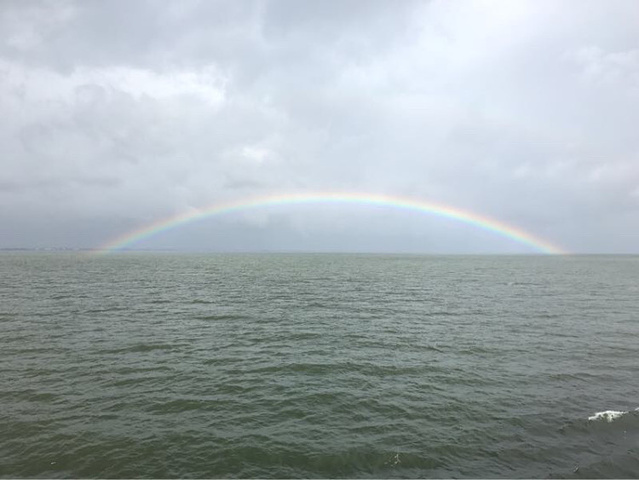 "第六天，乘坐洱海一号，游览美丽的洱海，遗憾的是开始下雨啦，但是幸运的是看到了洱海上的一轮彩虹_洱海"的评论图片