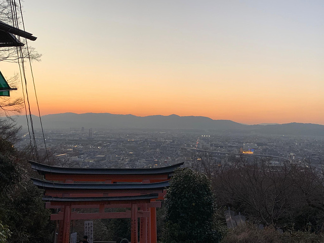 "伏见稻荷的千本鸟居是京都的一个标志性建筑。有大到近十米的小到不足手掌大的型号，应该是和捐钱数目有关_伏见稻荷大社"的评论图片