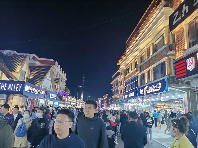 "据说燕大小吃街和秦皇小巷不错!
