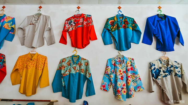 只需要花上三四十元,就可以装扮成蟳埔女:大裾衫,阔脚裤,戴鲜花……着