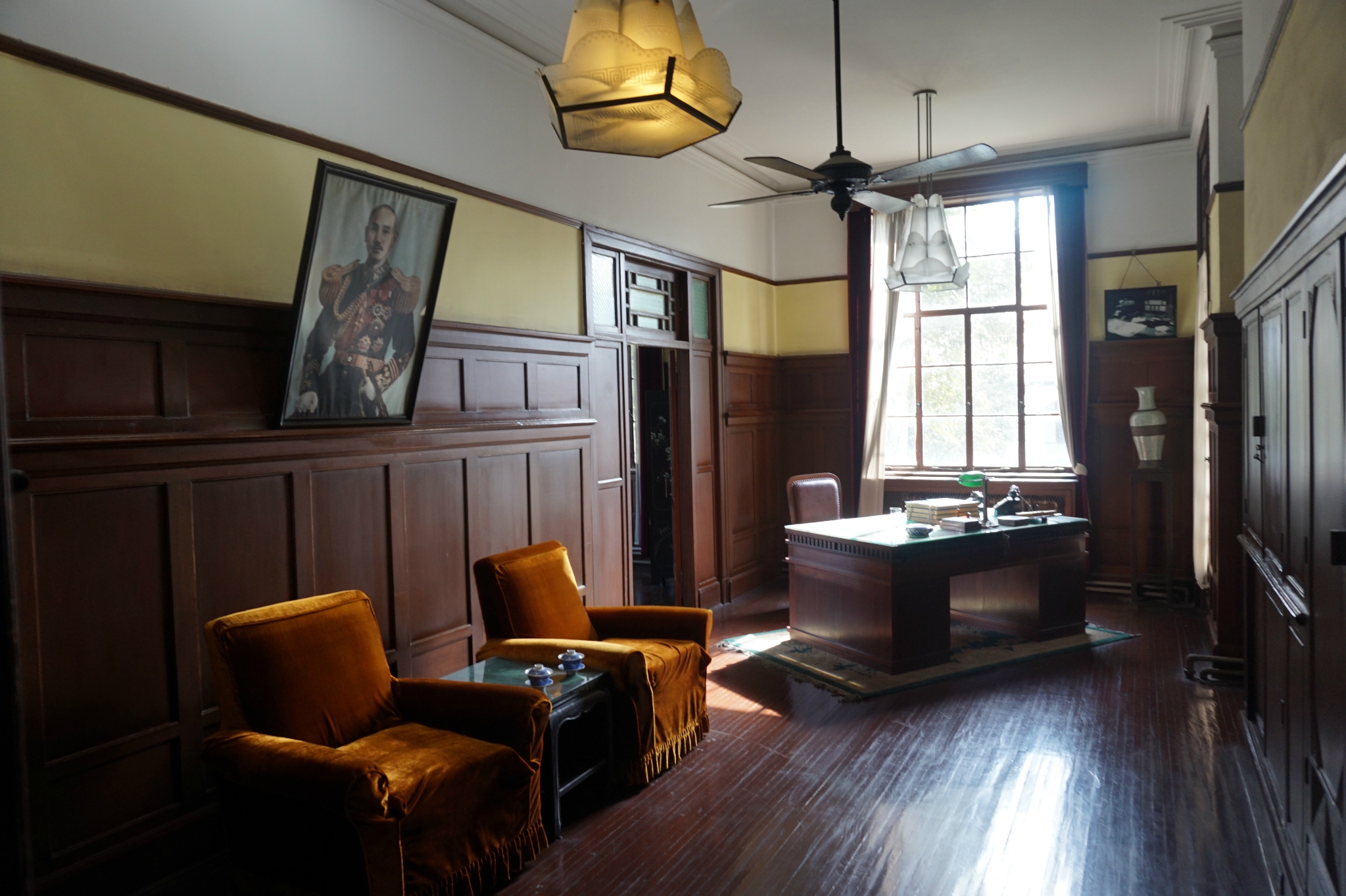 2023总统府办公楼游玩攻略,子超楼现外观比较破旧,游客.