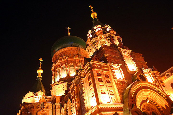 " 以前经过哈尔滨时曾来过，不过那是白天，夜景第一次来。著名的索菲亚大教堂。 比较冷的原因，没多少游客_哈尔滨索菲亚广场"的评论图片