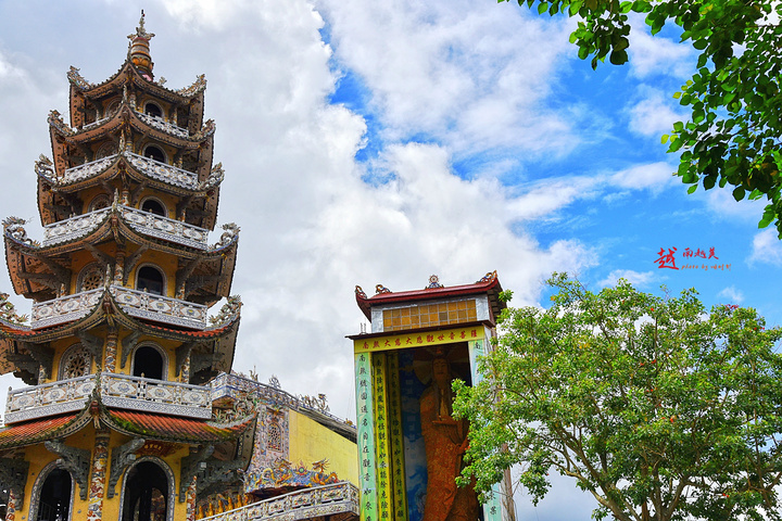 "灵福寺（Linh Phuoc Pagoda）寺高约七层，被难以计数的龙造型装饰得鲜艳夺目、典雅瑰丽_灵福寺"的评论图片