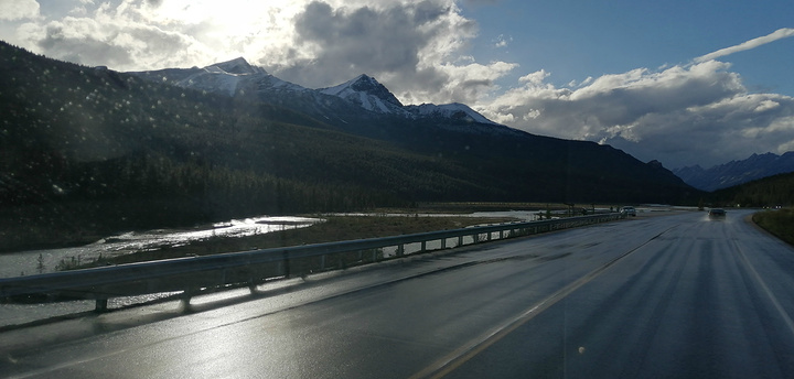 "今天沿着冰原大道一共开了300多公里，就是从Banff到Jasper之间的93号公路，两个国家..._冰原大道"的评论图片