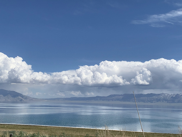 "反正新疆的景点能自驾车进去的一定要自驾车，走到哪看到哪，赛里木湖是我玩的最尽兴的一个景点了。同为自拍_赛里木湖"的评论图片
