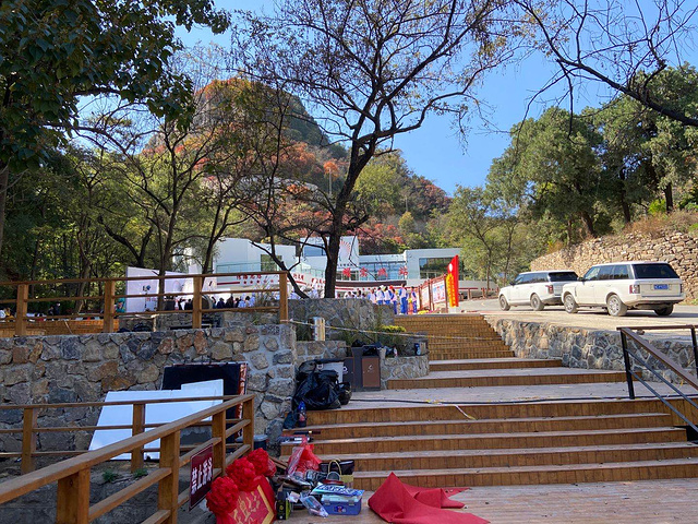 景区内最右侧为景区大门,试营业期间,门票60元去和尚房的计划自去年就