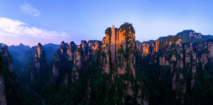 "可以节省很多体力，去看更多的美景。值得推荐~如果随行中有老人小孩的话，强烈推荐_百龙天梯"的评论图片