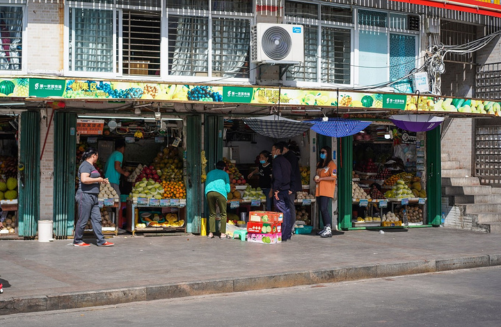 "白天的第一市场非常热闹，里面全是卖海鲜和各种热带水果的。到了 三亚 市区，我们的第一站就是第一市场_文城第一市场"的评论图片