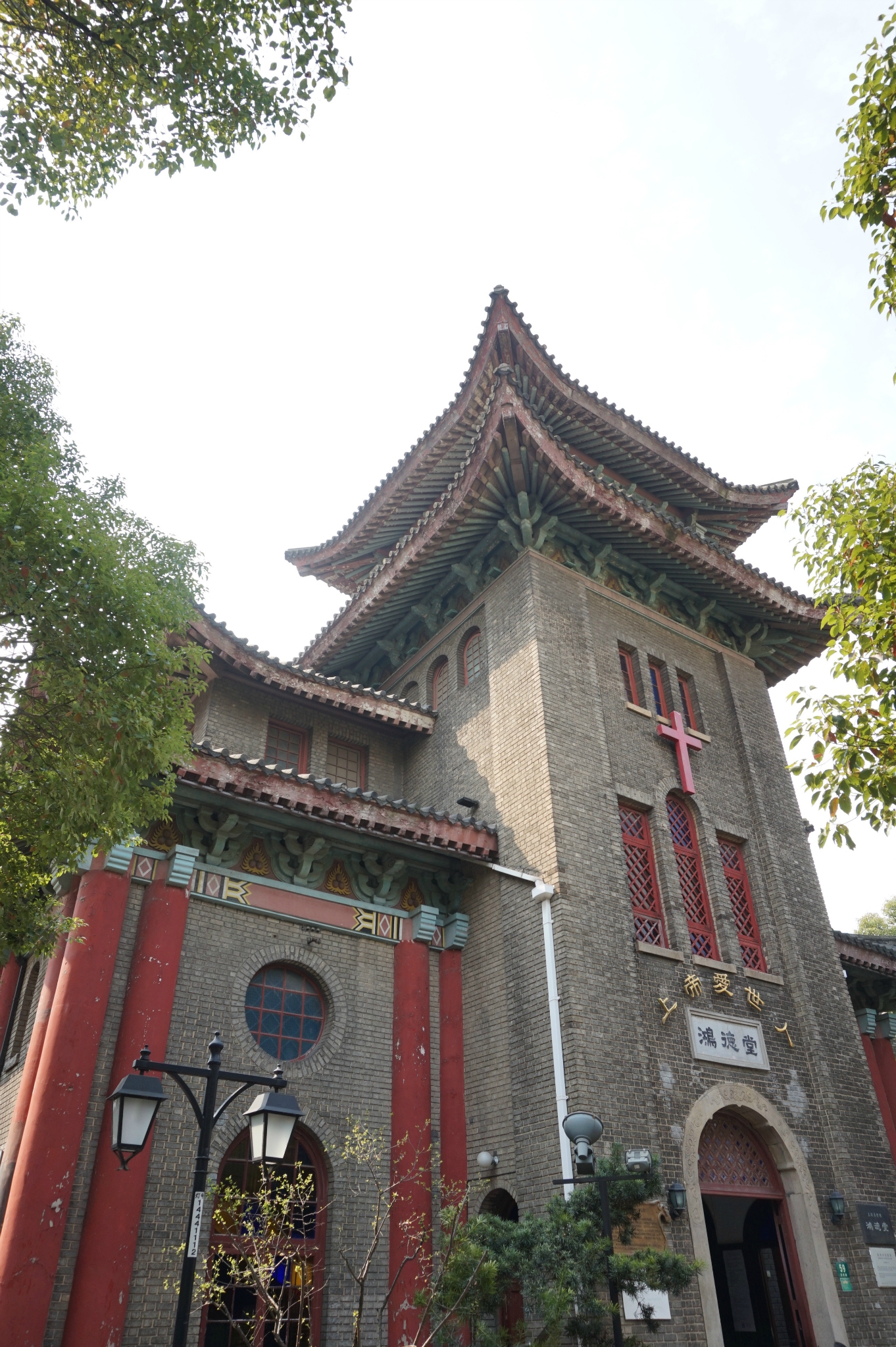 多伦路59号的鸿德堂,是一座基督教堂,建于1928年,普通游客是进不去的.
