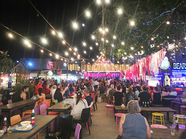 夜市上卖的东西也没有什么特别对胃口的就是这个露天的美食广场很