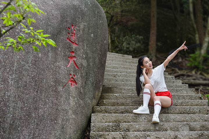 "峰腰时有烟云缭绕，峰顶时隐时现，宛若蓬莱仙境。伫立在神秘谷谷口的一石像，人们敬为“皖公神像”_天柱山"的评论图片