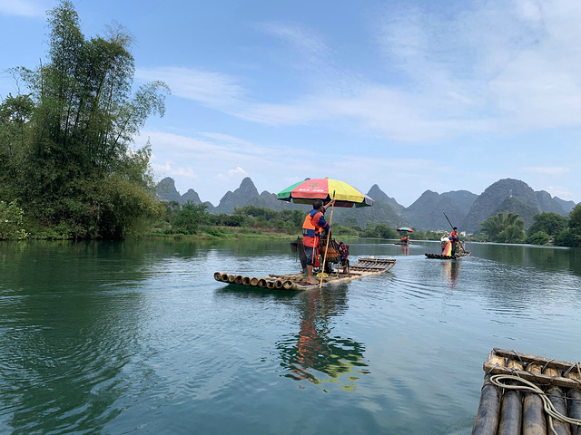 "由于安全考虑，常规是不允许站到筏头或在竹筏上走动的_遇龙河景区"的评论图片