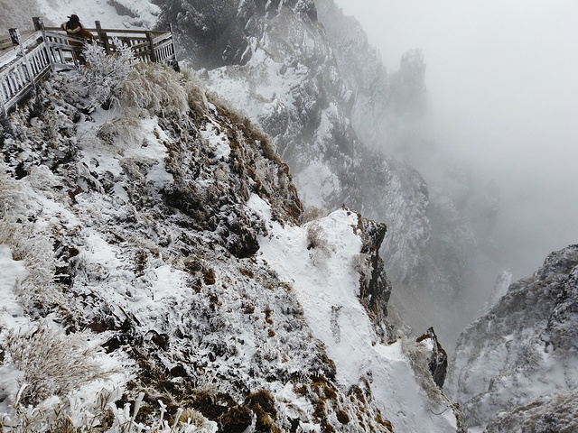 "神农谷是神农顶景区内的一个重要景点。这次雪天赶到，冒雪参观，山谷之间是云雾缭绕_神农谷"的评论图片
