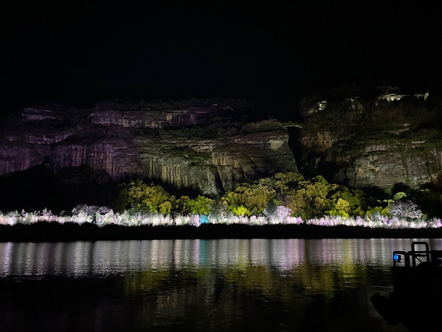 巨大天然崖壁上的裸眼3d投影是人与自然共同创造的结果天然的崖壁为