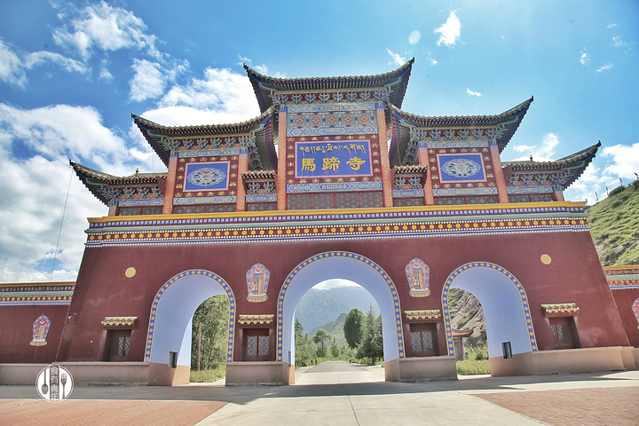 春风得意马蹄疾,张掖的马蹄寺,是集石窟艺术,祁连山风光和裕固族民族