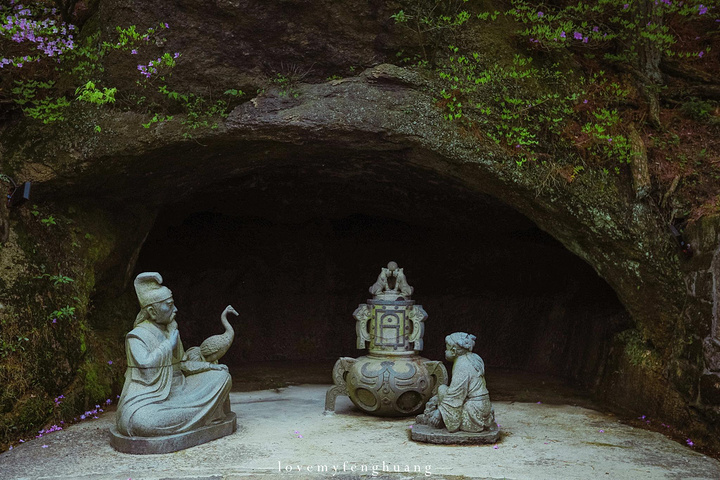 "...，这些远看似古堡魏立的天柱山岩石，在西关群峰垂直节理中非常发育，形成了横看成岭侧成峰的美丽景致_天柱山"的评论图片