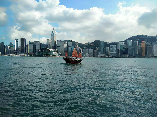 "当时刚好星光大道再维修，没有观光上，但是有维港风景补上，那天阳光普照，天气极好！香港从前的一些照片_维多利亚港"的评论图片
