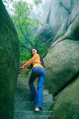 "...，这些远看似古堡魏立的天柱山岩石，在西关群峰垂直节理中非常发育，形成了横看成岭侧成峰的美丽景致_天柱山"的评论图片