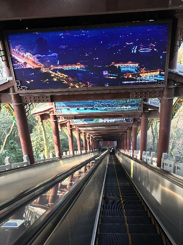 中午吃了团餐,来到了都江堰.登上玉垒阁,可以看到都江堰的全貌