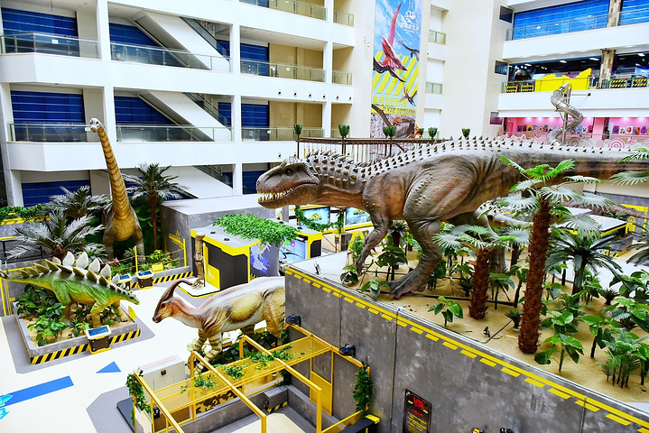 "这里的场馆设计的很逼真，10+只巨型恐龙，一进门就仿佛穿越到原始森林，恐龙们还会时不时发出叫声..._大梦探索乐园"的评论图片
