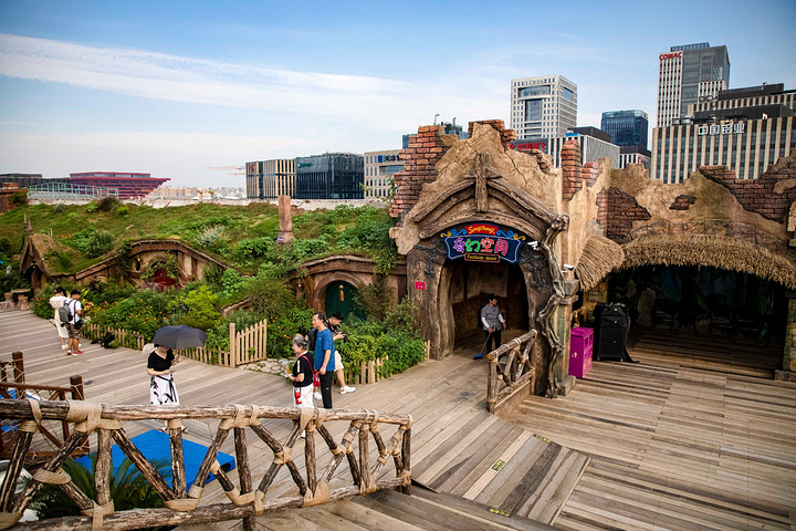 宋城在高楼林立的城市中打造了一个魔幻的异次元空间—精灵谷,精灵谷