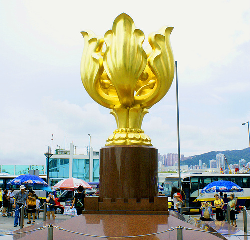 "位于香港会展中心前的紫荆广场，是一处纪念香港回归的重要地标建筑，每天都会有许多游人来此参观_金紫荆广场"的评论图片