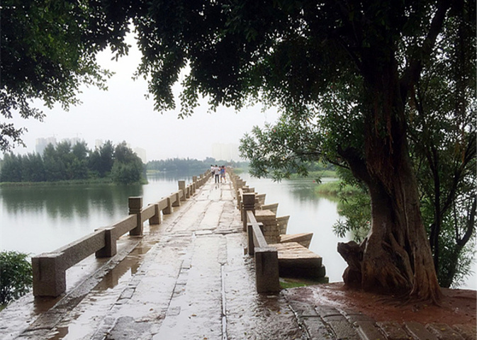 "该桥是中古时代世界最长的梁式石桥，也是中国现存最长的海港大石桥.因位于安海镇西畔，俗称“西桥”_安平桥"的评论图片