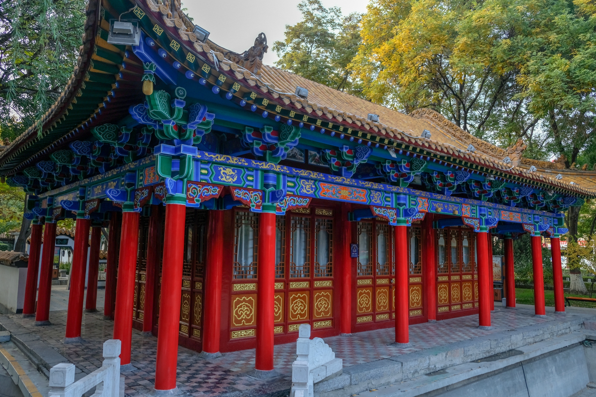 银川的宁园又称为街心公园,于银川市兴庆区解放东街南侧,是宁夏第一座