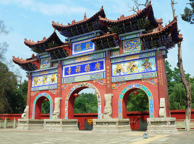 广德寺丰富的特色小吃冲观音素麻花窝凉粉冯水饺等驰名中外是养心圣地