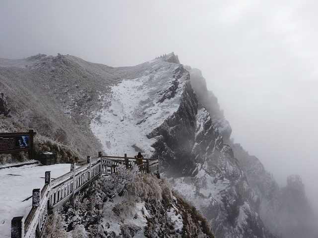 "神农谷是神农顶景区内的一个重要景点。这次雪天赶到，冒雪参观，山谷之间是云雾缭绕_神农谷"的评论图片