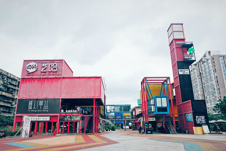 但在这里日晒雨淋,集装箱的颜色开始慢慢褪色_ibox爱盒子创意空间&