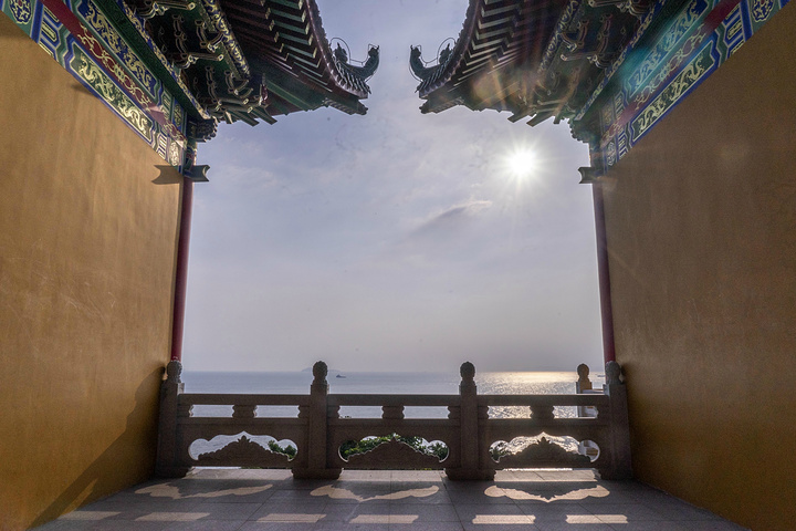 "...时候已经接近日落时分，阳光照射在寺院的建筑上呈现出了非常精致的美感，无论怎么拍摄都是非常好看的_阳江飞龙寺"的评论图片