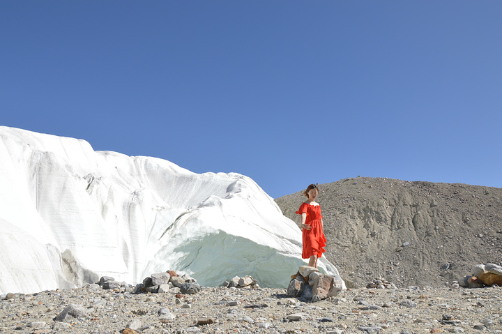 "成为帕米尔雪域高原最倾慕的圣地。让冰川公园富有了鲜活的生命一路上的奇山怪石都是你拍照的绝佳境地_慕士塔格冰川公园"的评论图片