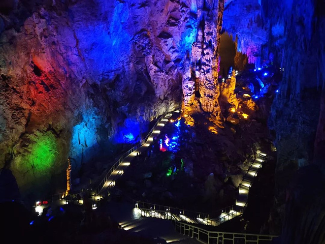 "这里是“中国地下最美丽的地方”，芙蓉洞全长2700米，游览道1860米，洞中造型奇特、温润如玉..._芙蓉洞"的评论图片