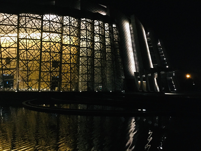 "大剧院的夜景，比白天景色要好很多，黄色的灯光温暖迷人，在夜晚真的是很璀璨_乌镇大剧院"的评论图片