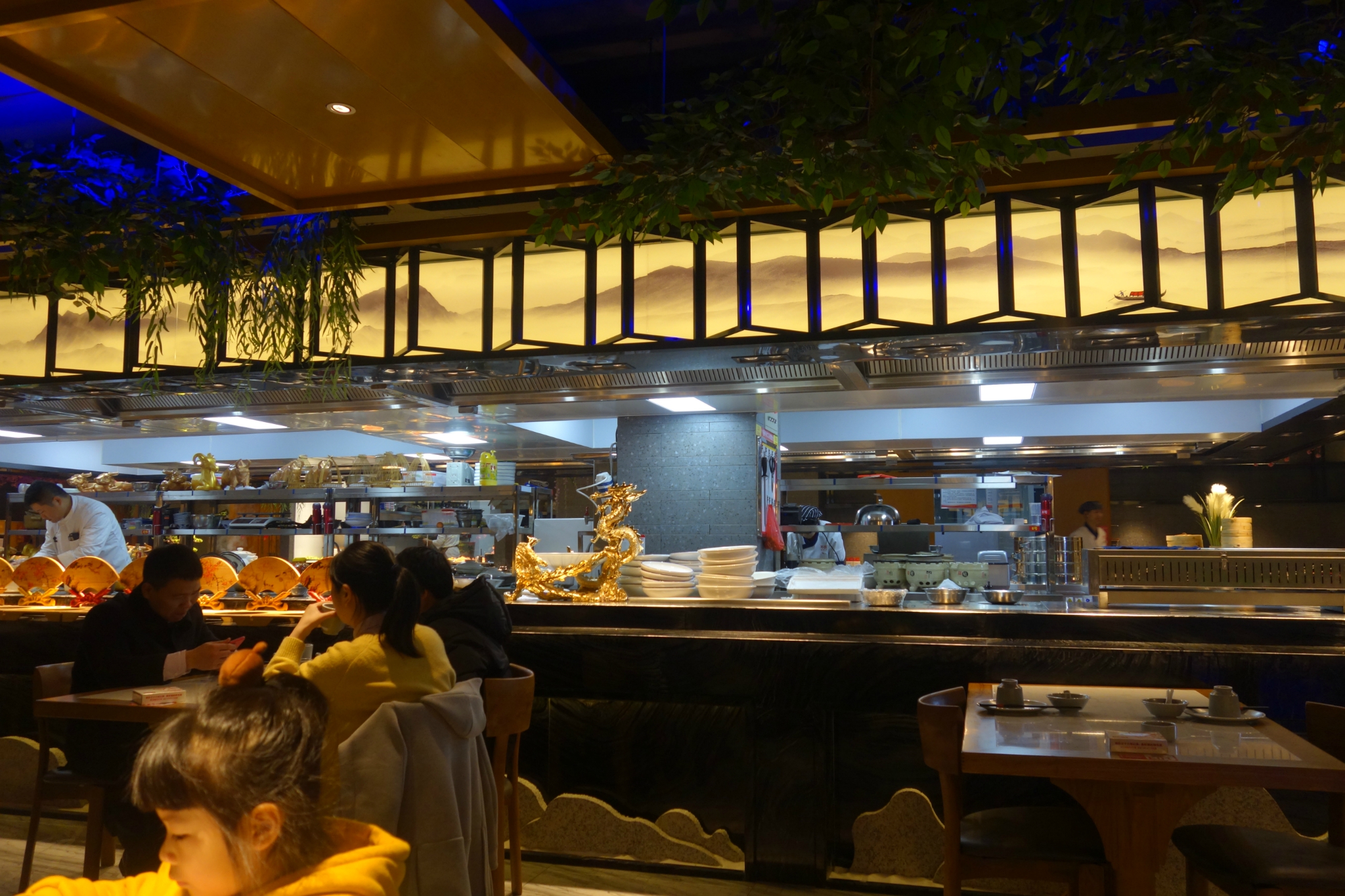 店内是明厨亮灶,很好因为出门晚,已经临近中午了,就选了街口的不倒翁