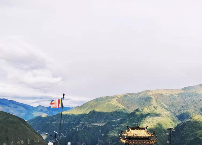 "...萨，此菩萨和布达拉宫及五台山的菩萨为同根三姐妹，导游说很多去不了拉萨的藏民也把这里当作朝拜圣地_观音桥"的评论图片