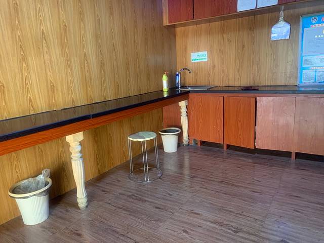 亚生江烤包子店