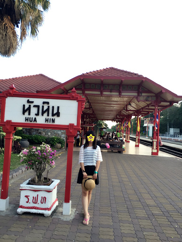 "华欣火车站是泰国最古老最美丽的火车站之一，是华欣的著名景点之一。等候上火车的地方_华欣火车站"的评论图片