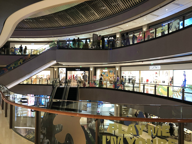 兴业太古汇是上海有名的购物商场交通方便地铁21213号线到南京西路
