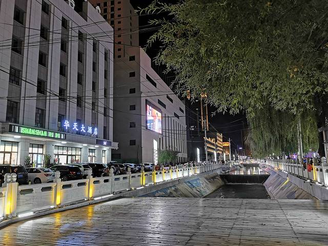 霍尔果斯国门景区