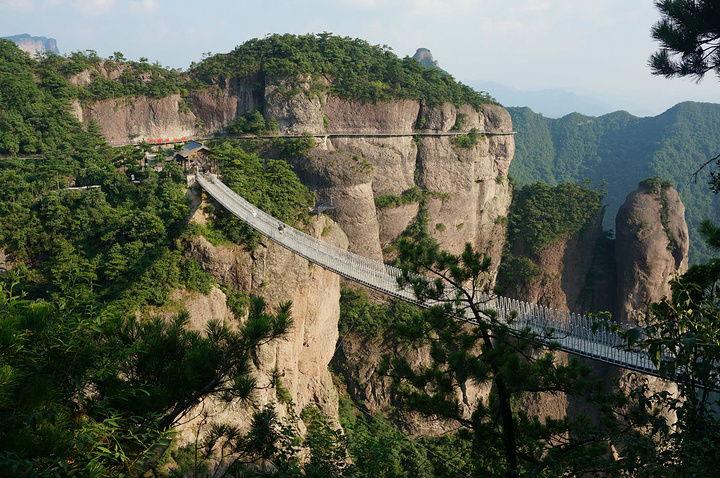 "景色确实非常不错。神仙居横跨的面积很大，周围众山巍兀独立，险峻无比_神仙居"的评论图片