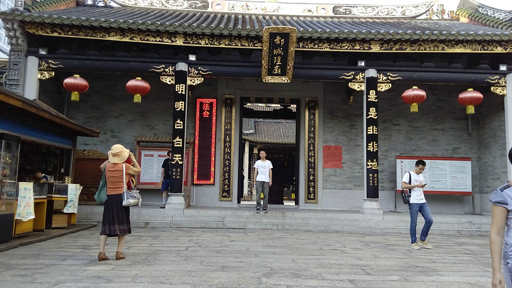 " 城隍庙位于北京路附近，我们是从北京路逛街走出来后，路过的这里，里面的话是一些复建的寺庙，当然..._广州市都城隍庙"的评论图片