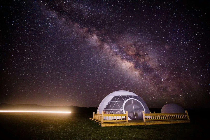 红原大草原上的8000亩花海之中,三顶特色各异的星空帐篷,散落在80000