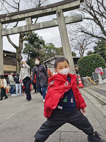 "伏见稻荷大社的入口，这里矗立着由丰臣秀吉于1589年捐赠的大鸟居，后面便是神社的主殿及其他建筑物_伏见稻荷大社"的评论图片